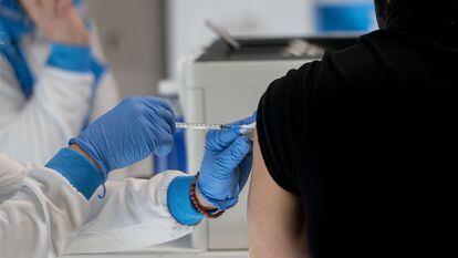 Una persona recibe la vacuna contra la covid-19 en el WiZink Center de Madrid.