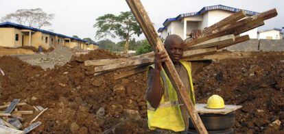 Un trabajador en una obra de construcci&oacute;n de viviendas en Malabo. 