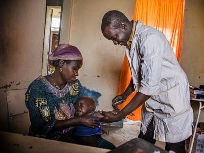 Un bebé es vacunado contra la tuberculosis en Níger.