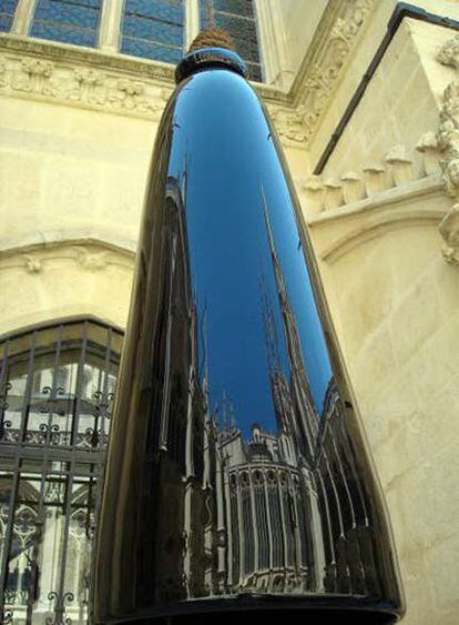 Campana de vidrio soplado negro de Javier Pérez en el claustro de la catedral de Burgos.
