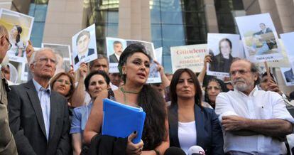 Eren Keskin, directora del peri&oacute;dico turco Ozgur Gundem, el lunes pasado, en el inicio del juicio contra 44 periodistas supuestamente ligados a terroristas kurdos. 