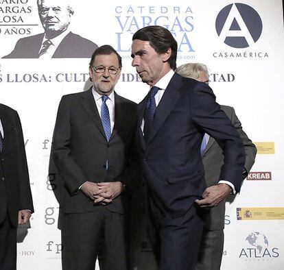 José María Aznar reclama nuevos liderazgos en presencia de Mariano Rajoy. El discurso del ex presidente del Gobierno reanuda la guerra fría con con el actual líder del PP durante el homenaje del 80 aniversario de Mario Vargas Llosa, en Casa América de Madrid.