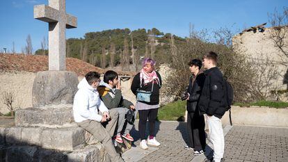 Los jóvenes estudiantes de periodismo charlan con Elisa Cerrillo, alcaldesa de San Pelayo, en febrero de 2024.