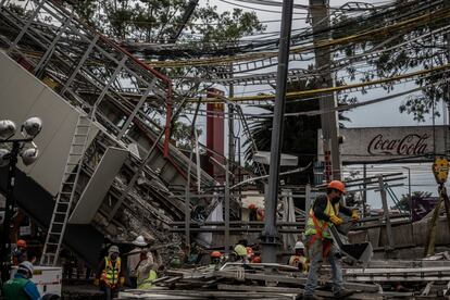 Cuadrillas de trabajadores laboran en la remoción de escombro y estructuras en la zona donde ocurrió el accidente de la linea 12 del metro en Ciudad de México el día 05 de mayo de 2021.