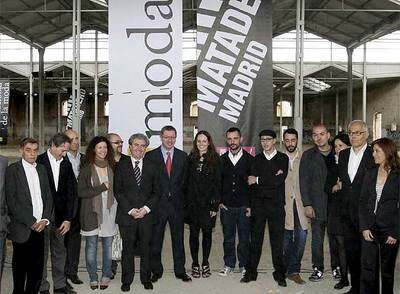 Jesús del Pozo, Torretta, Modesto Lomba, Alma Aguilar, José Miró, César Antonio Molina, Alberto Ruiz-Gallardón, Ana Locking, Delfín y Alvarado, en la presentación en abril del Centro Nacional de Moda. A la derecha, la Aguja de Oro.