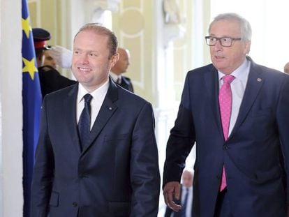 El presidente de la Comisi&oacute;n, Jean-Claude Juncker, junto al primer ministro de Malta, Joseph Muscat, este mi&eacute;rcoles.