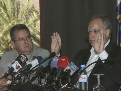 El presidente del Cabildo de La Gomera y senador del PSOE por la isla, Casimiro Curbelo (d), con el vicepresidente del Cabildo, Gregorio Medina