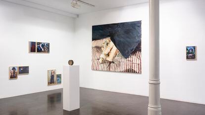 Obras que forman parte de la exposición colectiva 'Fuego'. El cuadro del centro de la imagen es de Jorge Morocho.