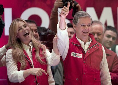 Alfredo Del Mazo y su esposa durante el acto de celebración en Toluca