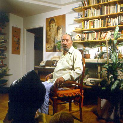 Juan Carlos Onetti, fotografiado en su casa de Madrid en 1989.