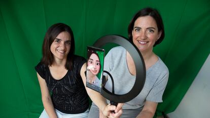 Las hermanas Nuria y Fátima Ostolaza, creadoras de la guía de ortografía Visuende.