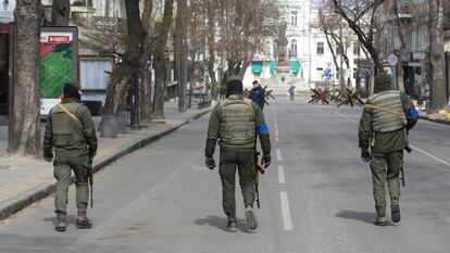 Soldados ucranios patrullan por las calles de Odesa.