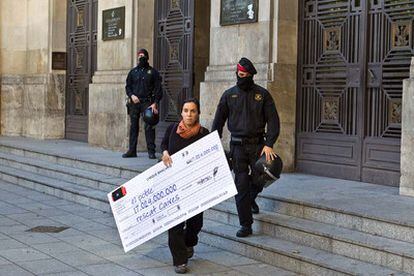 Miembros de la Candidatura Anticapitalista ocupan durante media hora la sede de CatalunyaCaixa en Barcelona.