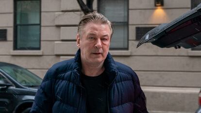 Alec Baldwin sale de su apartamento en Nueva York, en enero de 2023.