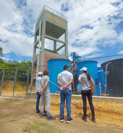 Empleados de Ferrovial colaboran en el proyecto social de la compañía en Lebrija (Santander, Colombia).