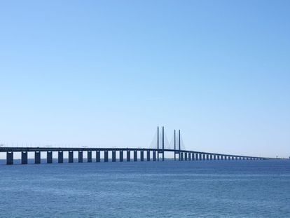 El puente de Oresund, de 7.845 metros, une Copenhague, la capital danesa, con Malmö, en Suecia (ambas parte de la región de Oresund). Lo recorren dos líneas de tren y seis carriles de carretera y en su construcción participó la empresa española Dragados Offshore. El puente posee uno de los mayores vanos centrales entre los puentes atirantados del mundo, con 490 metros. La isla artificial de Peberholm (islote de la pimienta), de 4.055 metros, y un túnel de 3.510 metros en el lado danés, completan esta gigantesta infraestructura.