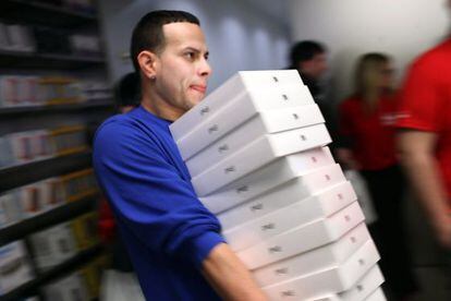 Un empleado de Apple lleva los iPad a la tienda.