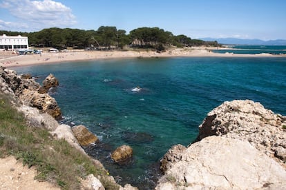Hoy sería imposible construirlo tan cerca de la playa de El Portitxol. Esto es así al tratarse de un hostal de 1907 destinado a hospedar a los arqueólogos de Ampurias, ahora reconvertido en hotel de cuatro estrellas con la certificación ecológica Leed Gold y en cuyo spa se usan cosméticos naturales (a la izquierda de la imagen). Se puede redondear el día tomando un arroz en su terraza (<a href="https://hostalempuries.com/" target="_blank">hostalempuries.com</a>).