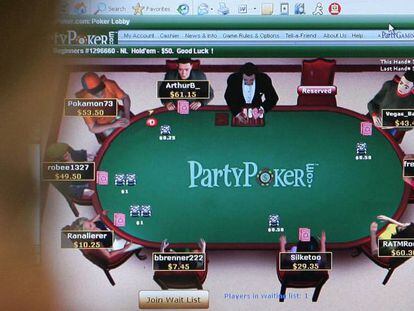 Un jugador de poker online ante la pantalla de su ordenador.
