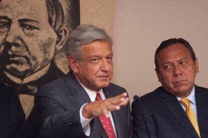 Andrés Manuel López Obrador y Jesús Zambrano, días antes de las elecciones presidenciales de 2012 en las que eran aliados.