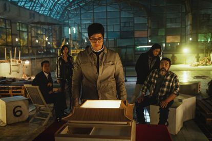 Desde la izquierda, Park Hae-soo como Berlín, Jang Yoon-ju como Nairobi, Yoo Ji-tae como el Profesor, Kim Ji-hun como Denver y Lee Won-jong como Moscú, en 'La casa de papel: Corea'.