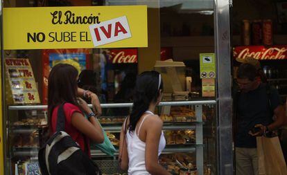Un pequeño comercio de bebidas y pasteleria, en Madrid.