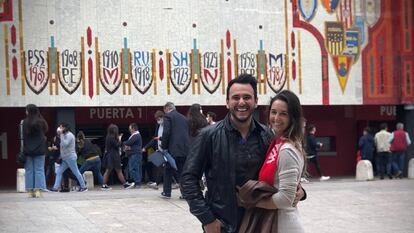 Ángel Pachón, con su hermana en los alrededores del estadio Ramón Sánchez Pizjuán.