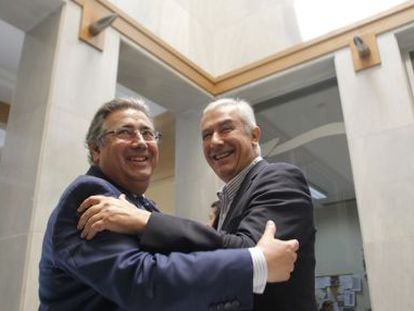 Juan Ignacio Zoido y Javier Arenas, el viernes en la sede del PP.