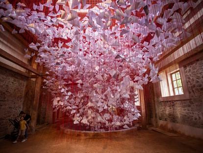 Dos visitantes contemplan la obra 'Tell Me Your Story' (cuéntame tu historia), una intervención del artista japonés Chiharu Shiota en el Gran Hammam de Pristina (Kosovo).