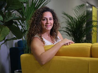 Martina Castro, pionera del 'podcast' en español y fundadora de la productora Adonde Media posando en el Círculo de Bellas Artes.