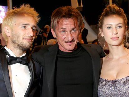 Hopper Penn (izquierda), su padre Sean Penn (centro), y su hermana Dylan Penn (derecha)