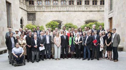 Artur Mas, en el centro, junto a los representantes de la Mesa del Tercer Sector. 