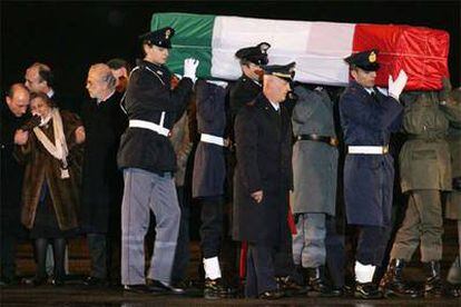 El féretro con los restos del agente Nicola Calipari, muerto en Irak, a su llegada a Roma.