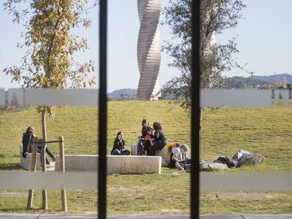 Alumnos en el campus de la UAB en una imagen de archivo.