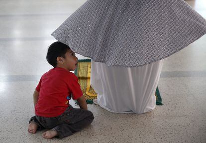 Un niño junto a su madre, en el último día del Ramadán, en una mezquita en Kuala Lumpur (Malasia), 16 de julio de 2015.