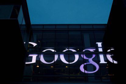 Una oficina con el logo de Google.