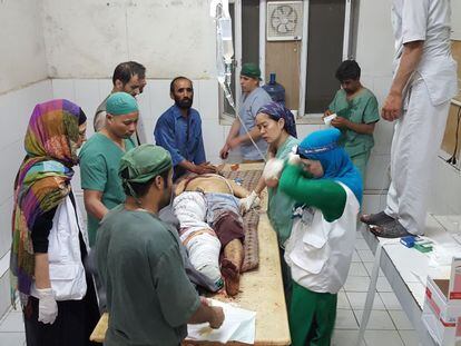 Evangeline Cua (con pañuelo morado) trata a un herido tras el bombardeo que sufrió el hospital de Kunduz el 3 de octubre.