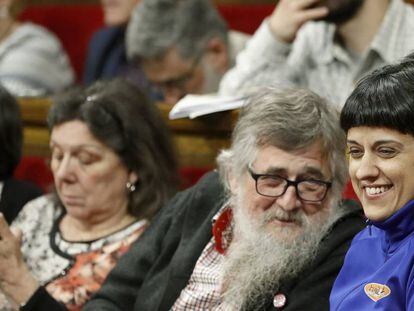 Los diputados de la CUP Anna Gabriel (d), Joan Garriga (c), y Gabriela Serra (i), durante el pleno del Parlament celebrado esta tarde con el debate final sobre los presupuestos de la Generalitat. 