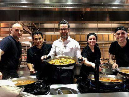 Quique Dacosta con algunos de sus colaboradores en las cocinas de Arros en Londres. / Capel