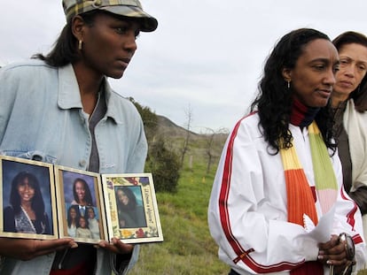 Una amiga sostiene imágenes de Mitrice Richardson, junto a la madre de esta, Latice Sutton, en una rueda de prensa en 2010.