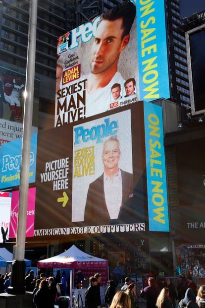 Una gran pantalla en Times Square, Nueva York, proyectó en noviembre de 2013 la portada de la revista People con el cantante Adam Levine, elegido ese año como el hombre más sexy.