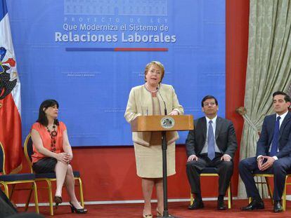 Bachelet firma el proyecto de la reforma laboral chilena. 