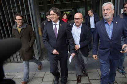 Puigdemont y su abogado, Gonzalo Boye, saliendo del Palacio de Justicia.