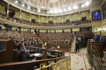 El candidato a la investidura, Pedro Sánchez, toma el último turno de palabra antes de la votación.