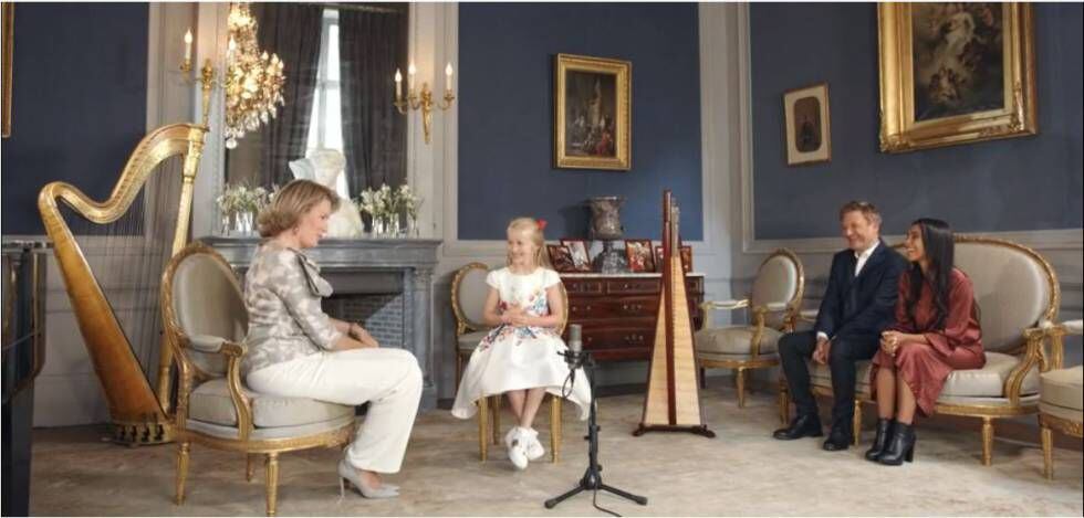 Matilde de Bélgica y una niña arpista, en el palacio real de Bruselas, en un fotograma del programa de VRT.