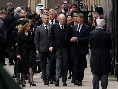 Juan Carlos I llega junto a la reina Sofía al funeral de Isabel II en la abadía de Westminster, en Londres, el 30 de noviembre.