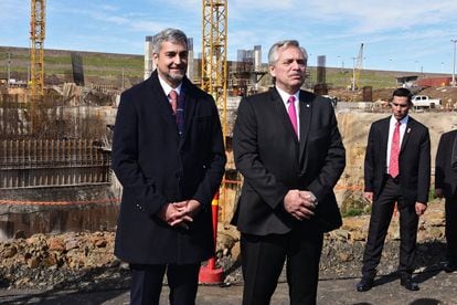 The presidents of Paraguay, Mario Abdo Benítez, and of Argentina, Alberto Fernández, pose in front of the expansion works of the Yacyretá dam on the Paraná river, on May 30, 2022.