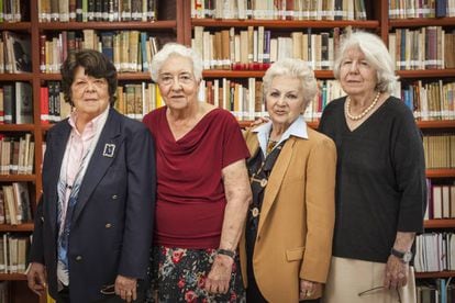 De izquierda a derecha, Trinidad Martínez, Loty de la Granja, Teresa Martín y Paloma Altolaguirre, en la biblioteca del centro cultural Ateneo Español de México, que entre sus labores mantiene viva la memoria histórica.