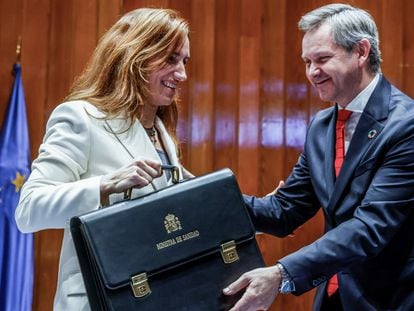 La nueva ministra de Sanidad, Mónica García, recibe la cartera de su predecesor, José Manuel Miñones.
