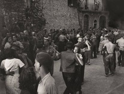 Soldados del Ejército Popular de la República bailan con unas muchachas en la localidad ilerdense de Santa Maria de Meià, en junio de 1938.